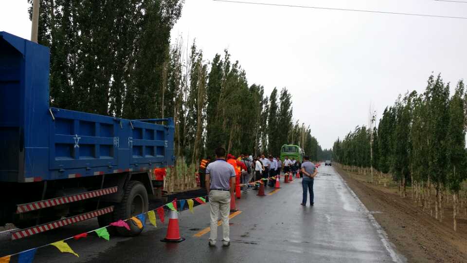 王總參觀道路修補現(xiàn)場1.jpg