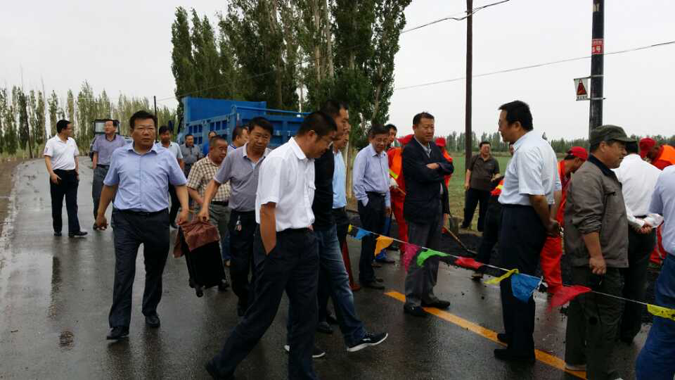 王總參觀道路修補現(xiàn)場2.jpg