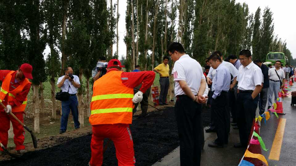 王總參觀道路修補現(xiàn)場5.jpg
