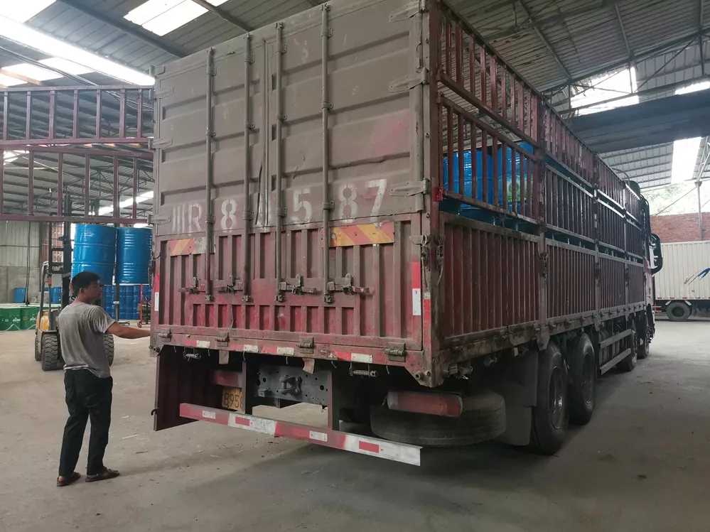 SMC温拌沥青改性剂，成都物流仓库中转中心装车，将发往全国各地的SMC改性沥青市场